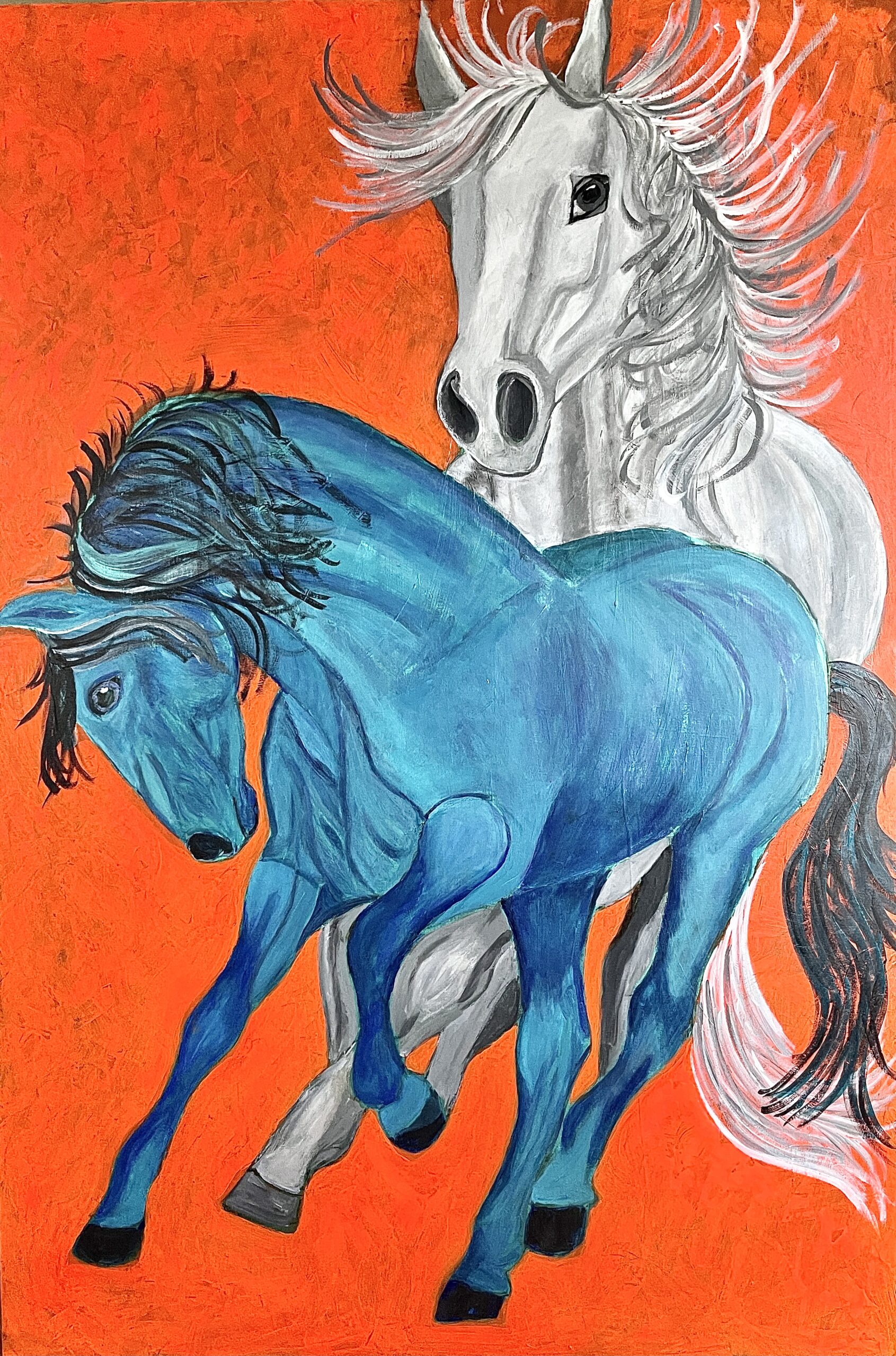 Blå hest og grå hest i galop