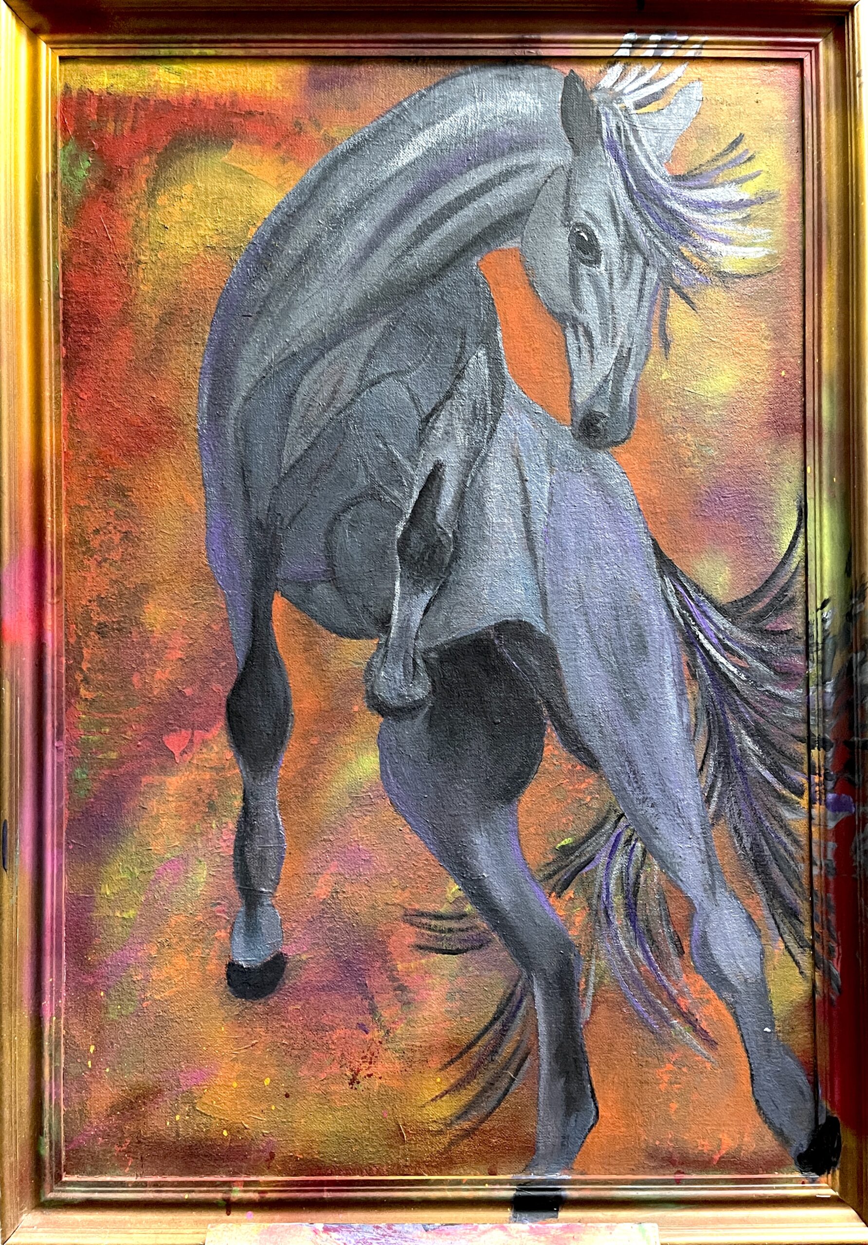 Stejlende grå hest